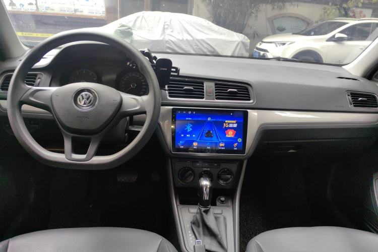 Used Volkswagen Lavida 2017 1.6L Automatic Fashion Edition Center Console