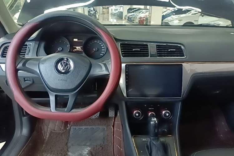 Used Volkswagen Lavida 2017 1.6L Automatic Fashion Edition Center Console