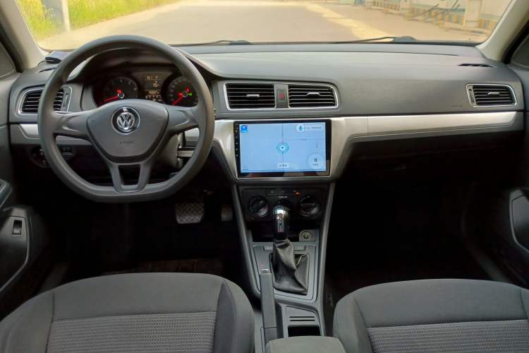 Used Volkswagen Lavida 2017 1.6L Automatic Fashion Edition Center Console