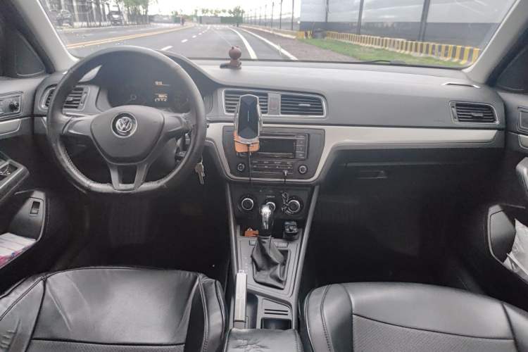 Used Volkswagen Lavida 2017 1.6L Automatic Fashion Edition Center Console