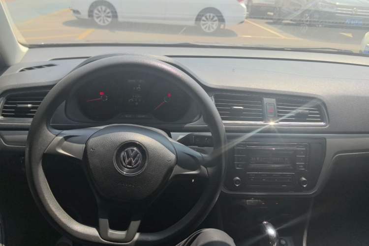 Used Volkswagen Lavida 2017 1.6L Automatic Fashion Edition Center Console