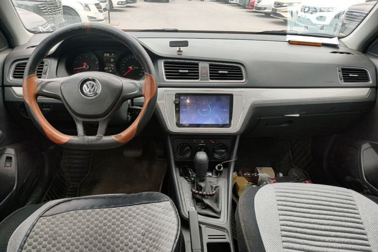 Used Volkswagen Lavida 2017 1.6L Automatic Fashion Edition Center Console