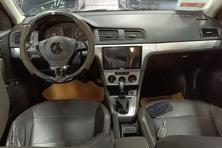 Used Volkswagen Lavida 2017 1.6L Automatic Fashion Edition Center Console