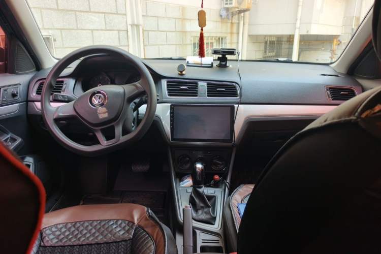 Used Volkswagen Lavida 2017 1.6L Automatic Fashion Edition Center Console