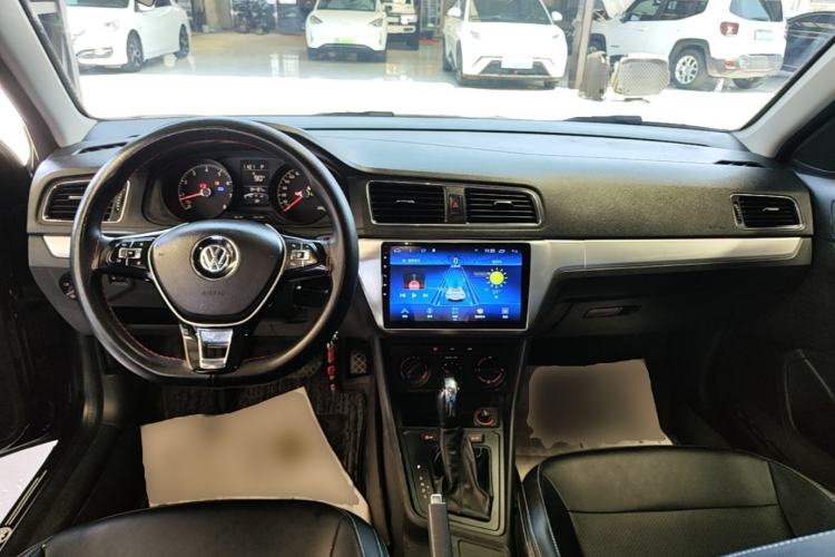 Used Volkswagen Lavida 2017 1.6L Automatic Fashion Edition Center Console