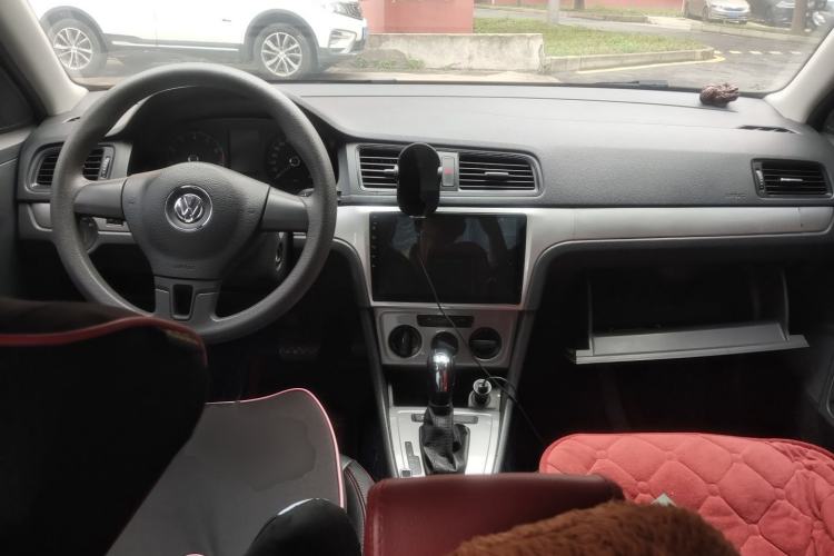 Used Volkswagen Lavida 2017 1.6L Automatic Fashion Edition Center Console