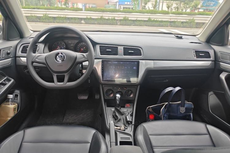Used Volkswagen Lavida 2017 1.6L Automatic Fashion Edition Center Console