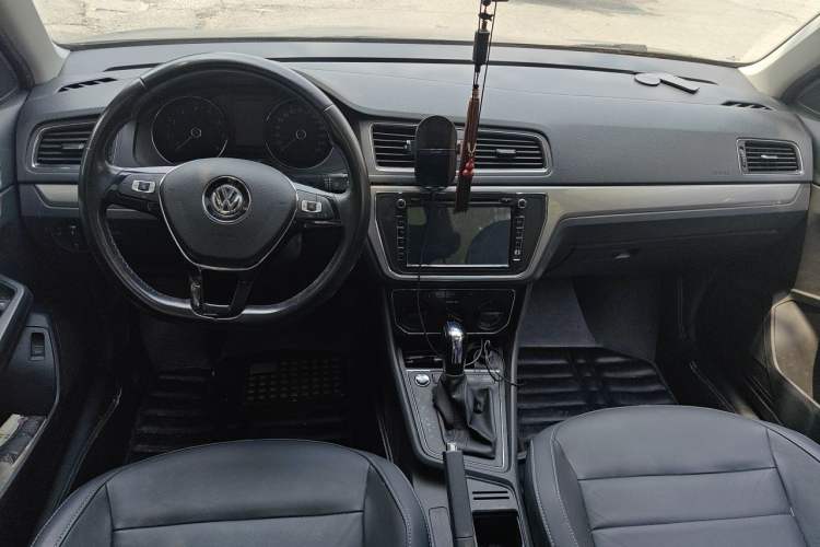Used Volkswagen Lavida 2017 1.6L Automatic Comfort Edition Center Console