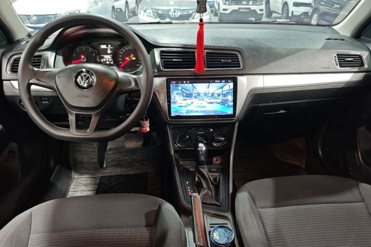 Used Volkswagen Lavida 2017 1.6L Automatic Fashion Edition Center Console