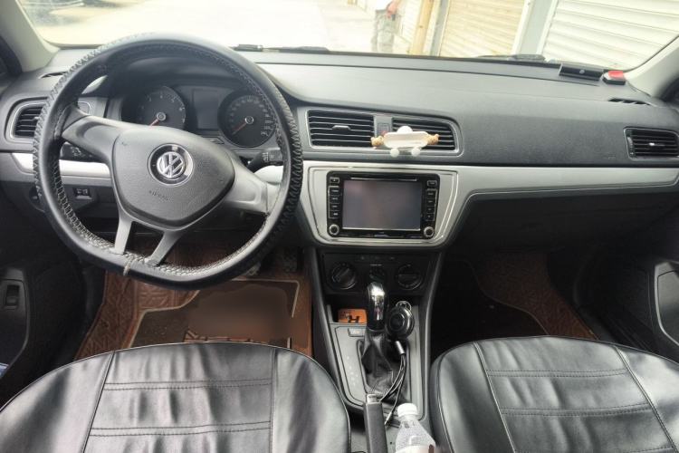 Used Volkswagen Lavida 2017 1.6L Automatic Fashion Edition Center Console