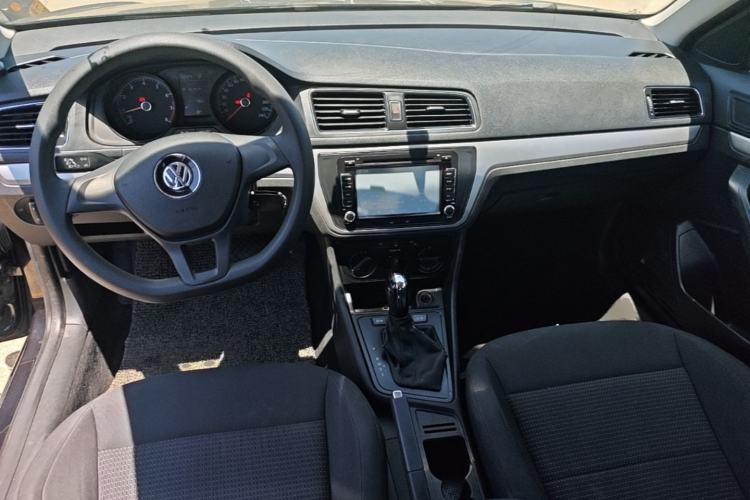 Used Volkswagen Lavida 2017 1.6L Automatic Fashion Edition Center Console