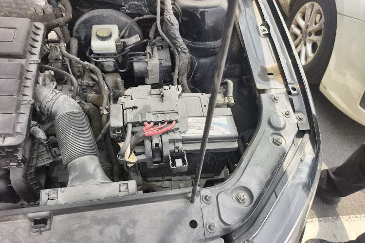 Used Volkswagen Lavida 2017 1.6L Automatic Fashion Edition Engine Bay Left