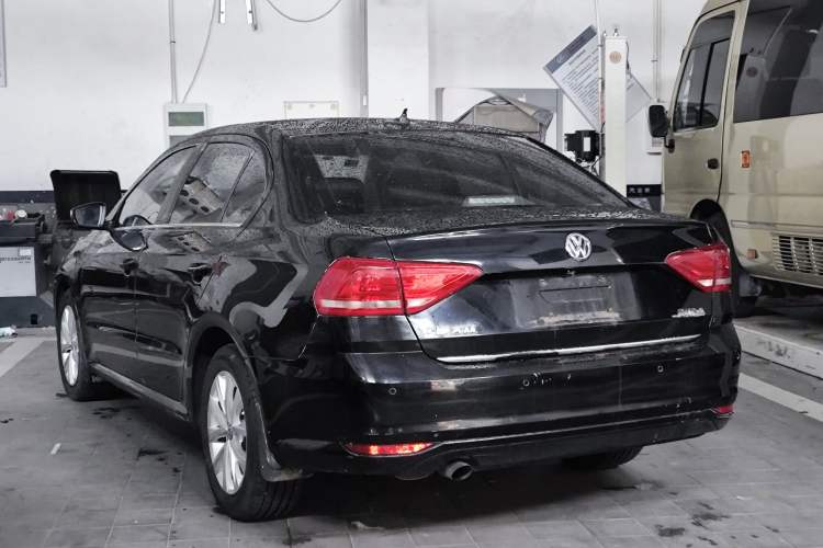 Used Volkswagen Lavida 2017 1.6L Manual Comfort Edition Exterior 2