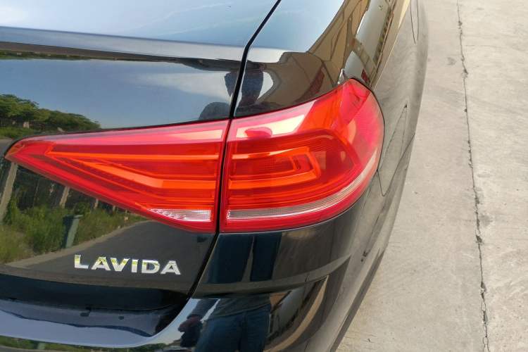 Used Volkswagen Lavida 2017 1.6L Automatic Fashion Edition Exterior 5