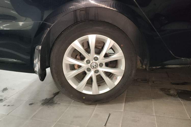 Used Volkswagen Lavida 2017 1.6L Manual Comfort Edition Exterior 5