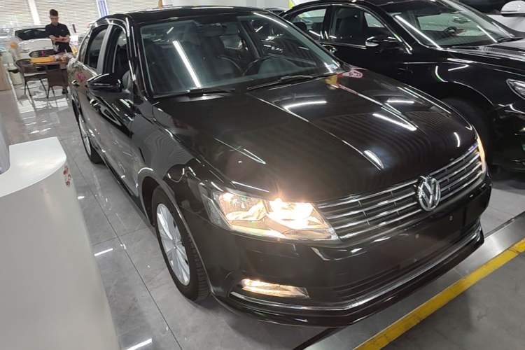 Used Volkswagen Lavida 2017 230TSI DSG Comfort Edition Front Right 45 Deg