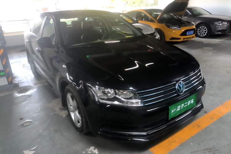 Used Volkswagen Lavida 2017 1.6L Manual Fashion Edition Front Right 45 Deg