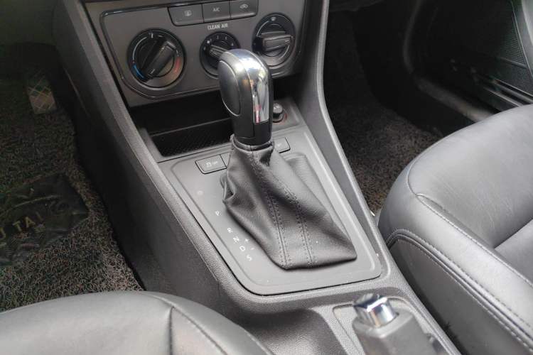 Used Volkswagen Lavida 2017 1.6L Automatic Fashion Edition Gear Lever