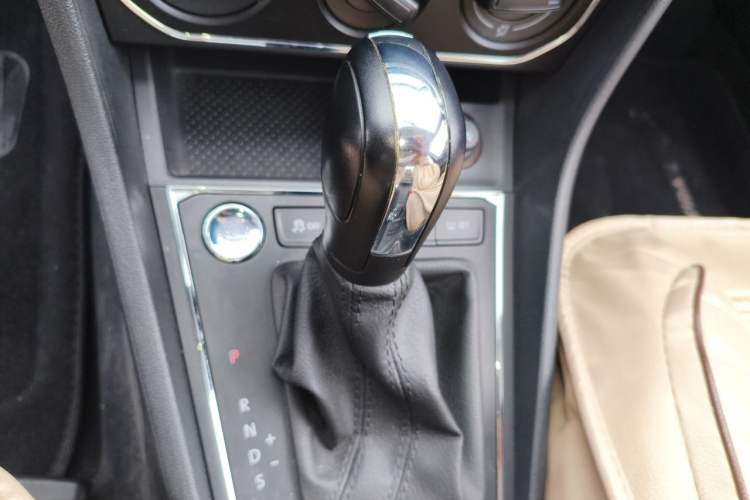 Used Volkswagen Lavida 2017 1.6L Automatic Comfort Edition Gear Lever