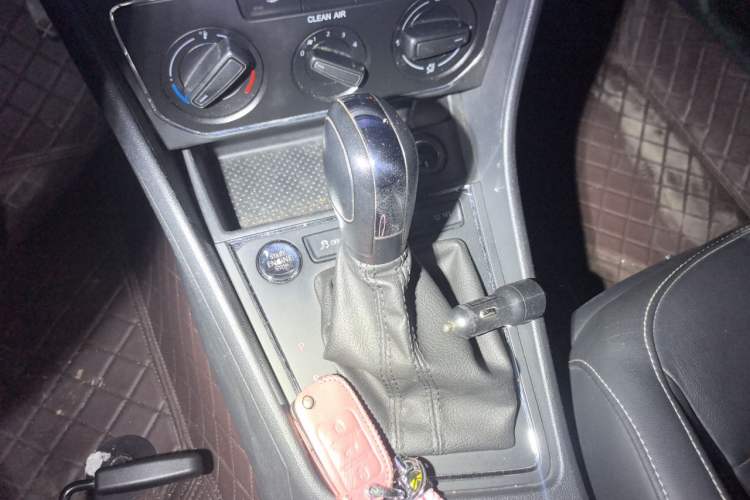 Used Volkswagen Lavida 2017 1.6L Automatic Comfort Edition Gear Lever