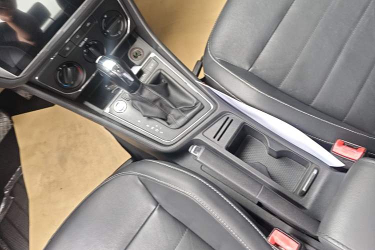 Used Volkswagen Lavida 2017 1.6L Automatic Comfort Edition Gear Lever