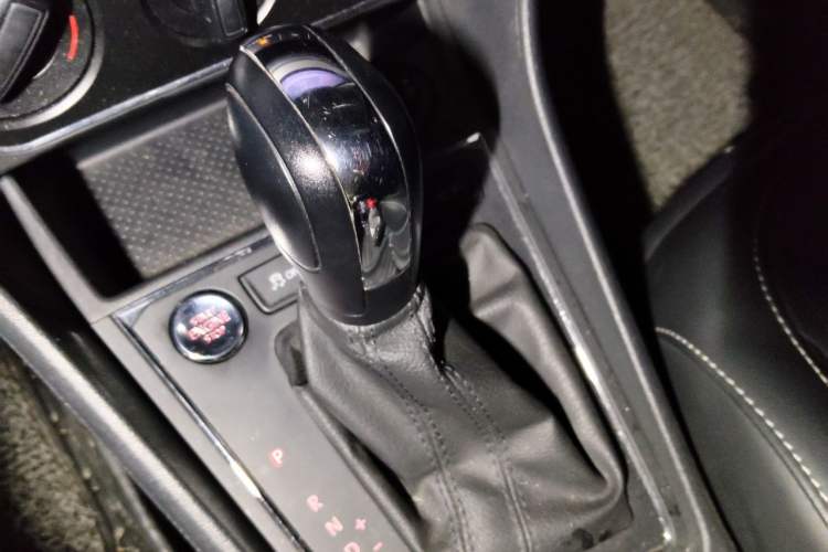 Used Volkswagen Lavida 2017 1.6L Automatic Comfort Edition Gear Lever