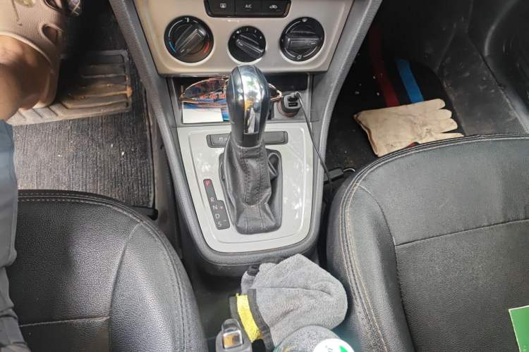 Used Volkswagen Lavida 2017 1.6L Automatic Comfort Edition Gear Lever