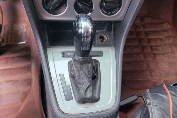 Used Volkswagen Lavida 2017 1.6L Automatic Fashion Edition Gear Lever