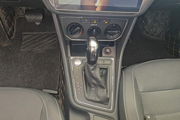 Used Volkswagen Lavida 2017 1.6L Automatic Comfort Edition Gear Lever