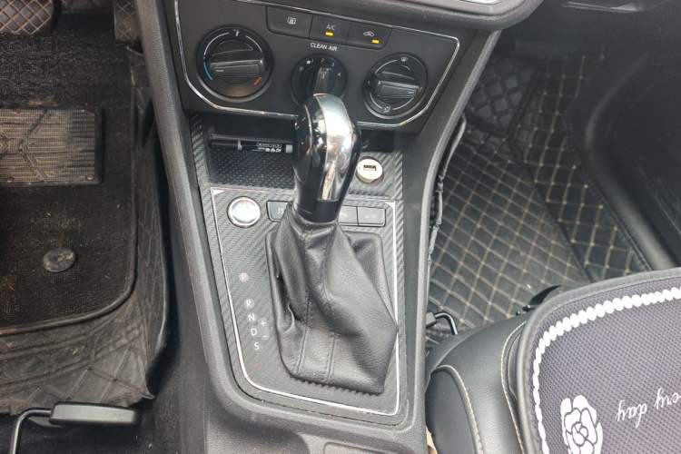 Used Volkswagen Lavida 2017 1.6L Automatic Comfort Edition Gear Lever