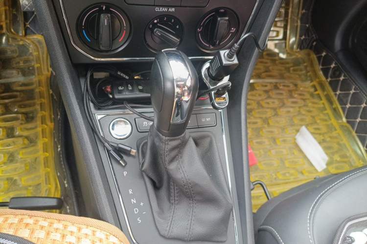 Used Volkswagen Lavida 2017 1.6L Automatic Comfort Edition Gear Lever