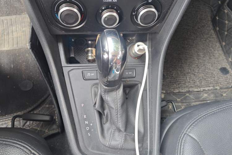 Used Volkswagen Lavida 2017 1.6L Automatic Fashion Edition Gear Lever