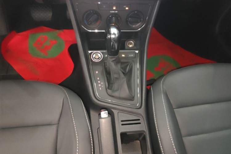 Used Volkswagen Lavida 2017 1.6L Automatic Comfort Edition Gear Lever