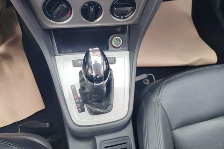 Used Volkswagen Lavida 2017 1.6L Automatic Comfort Edition Gear Lever