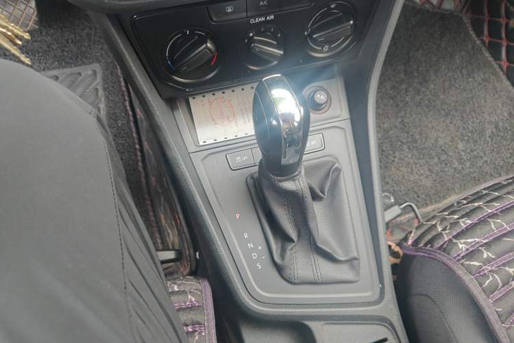 Used Volkswagen Lavida 2017 1.6L Automatic Fashion Edition Gear Lever