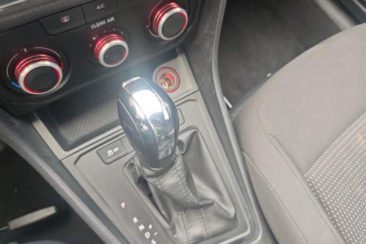 Used Volkswagen Lavida 2017 1.6L Automatic Fashion Edition Gear Lever
