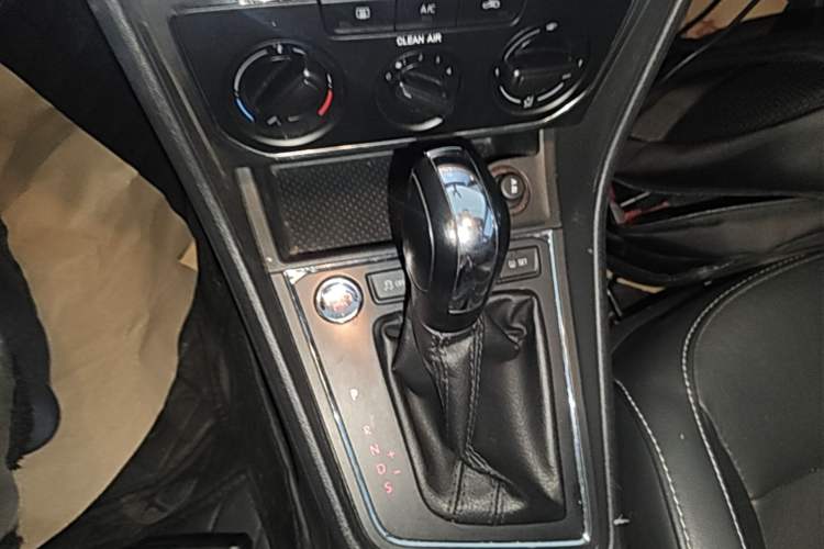 Used Volkswagen Lavida 2017 1.6L Automatic Comfort Edition Gear Lever