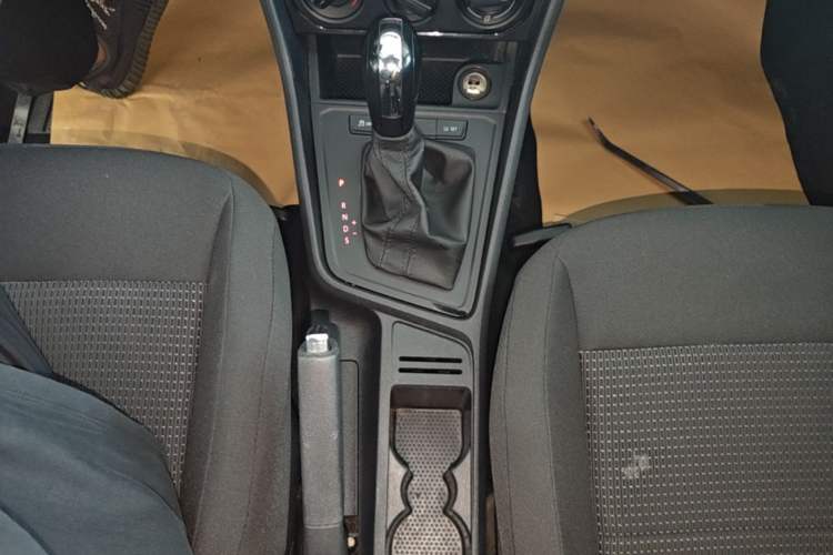 Used Volkswagen Lavida 2017 1.6L Automatic Fashion Edition Gear Lever