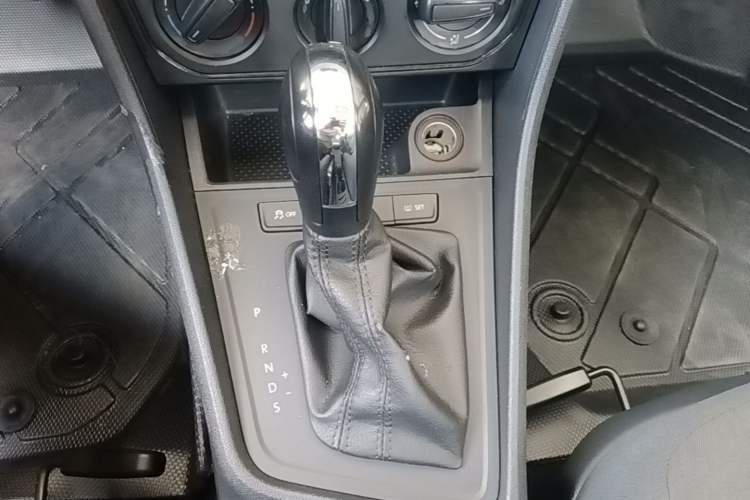 Used Volkswagen Lavida 2017 1.6L Automatic Fashion Edition Gear Lever