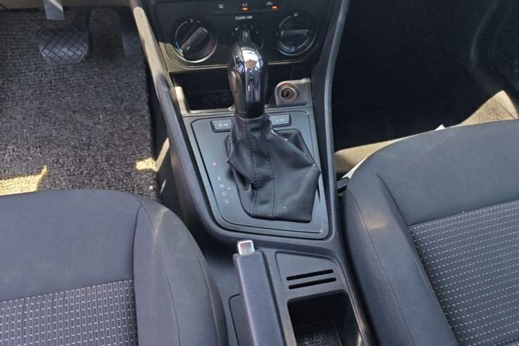 Used Volkswagen Lavida 2017 1.6L Automatic Fashion Edition Gear Lever