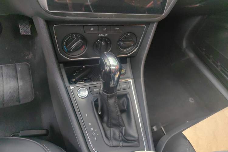 Used Volkswagen Lavida 2017 1.6L Automatic Comfort Edition Gear Lever