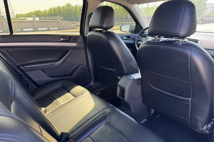 Used Volkswagen Lavida 2017 1.6L Automatic Fashion Edition Interior 4