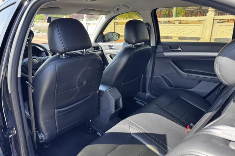 Used Volkswagen Lavida 2017 1.6L Automatic Fashion Edition Interior 5