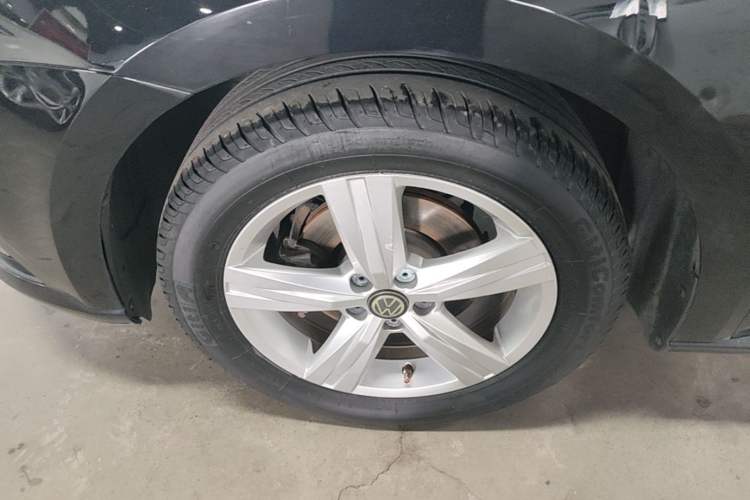 Used Volkswagen Lavida 2017 1.6L Automatic Fashion Edition Left Front Wheel Hub