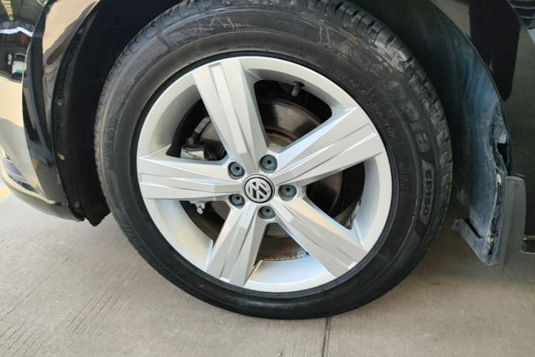 Used Volkswagen Lavida 2017 1.6L Automatic Fashion Edition Left Front Wheel Hub
