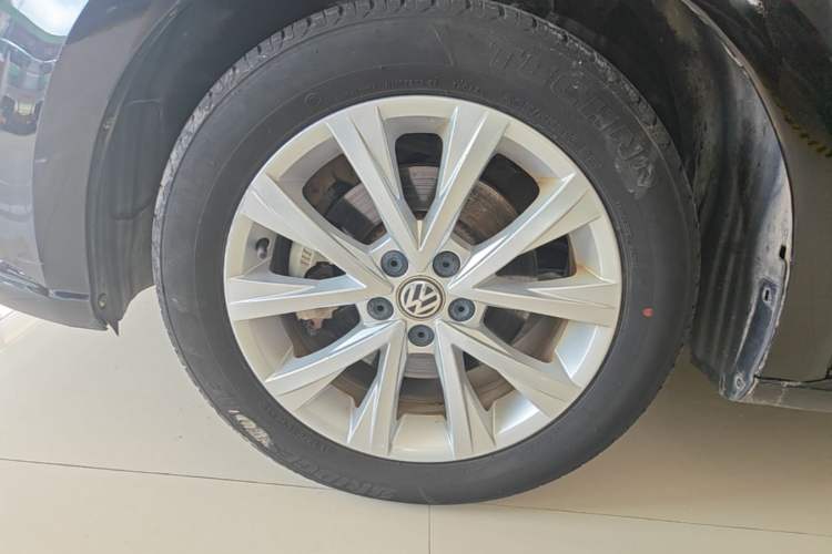 Used Volkswagen Lavida 2017 1.6L Automatic Comfort Edition Left Front Wheel Hub