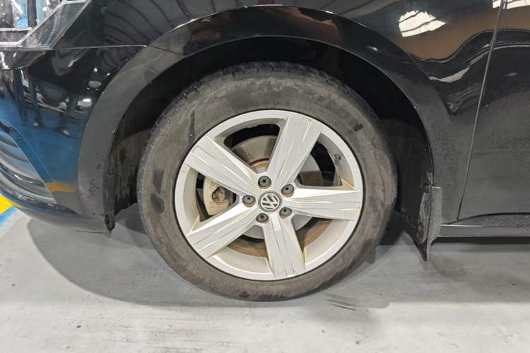 Used Volkswagen Lavida 2017 1.6L Automatic Fashion Edition Left Front Wheel Hub