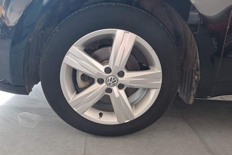 Used Volkswagen Lavida 2017 1.6L Automatic Fashion Edition Left Front Wheel Hub