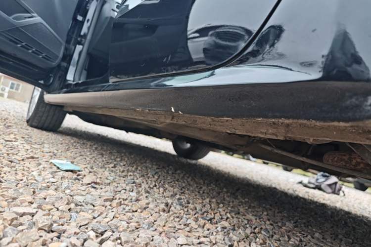 Used Volkswagen Lavida 2017 1.6L Automatic Comfort Edition Left Side Sill