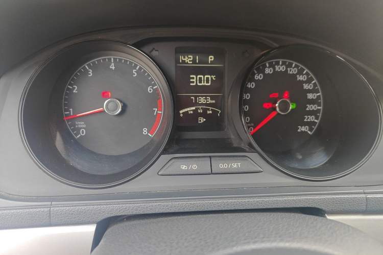 Used Volkswagen Lavida 2017 1.6L Automatic Fashion Edition Odometer Close Up